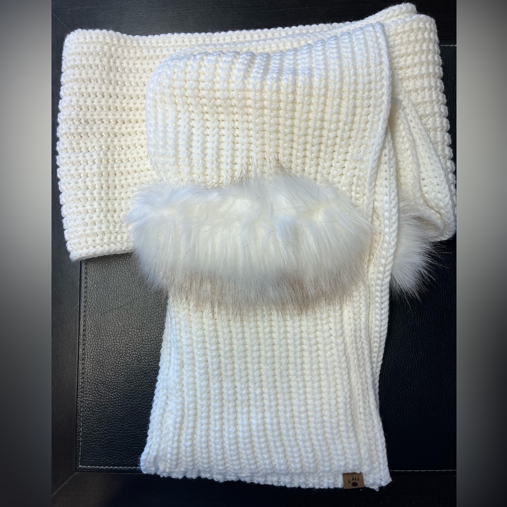Bearpaw White Knitted Scarf with faux fur edged pockets